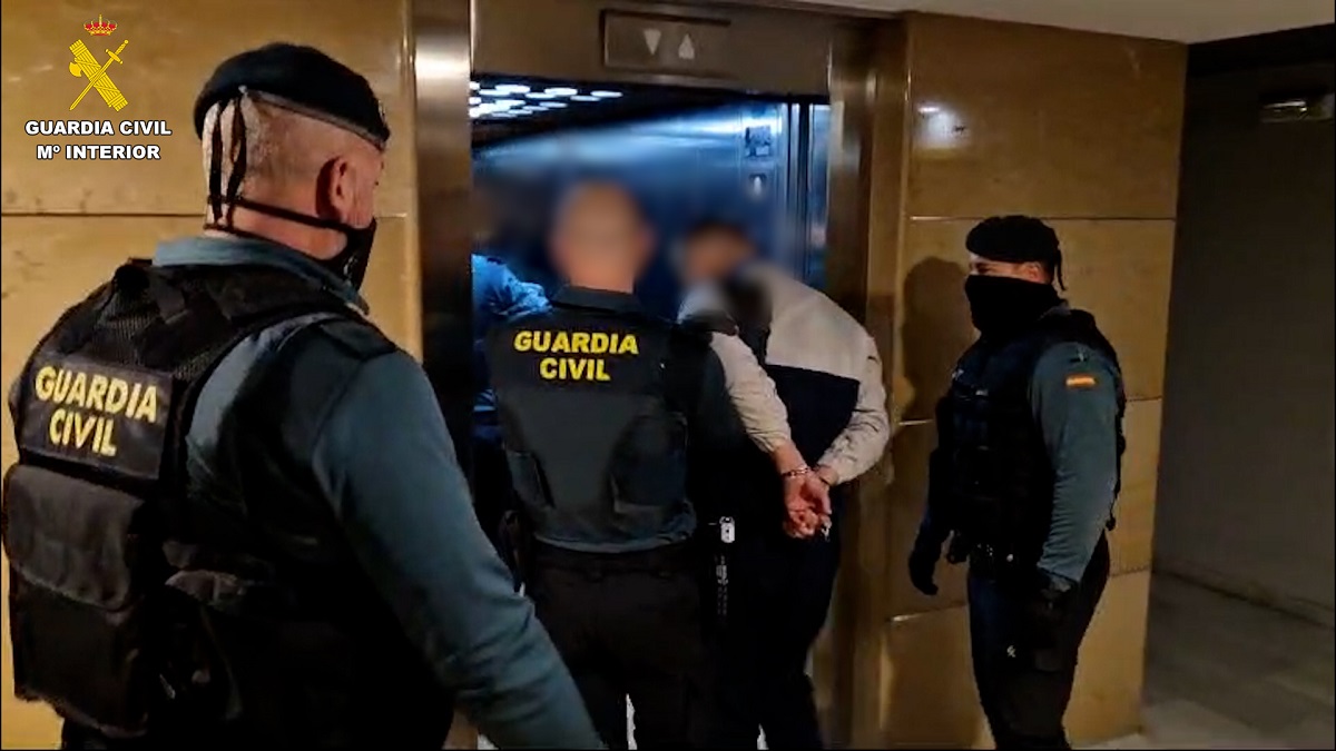 Uno de los detenidos por extorsionar a usuarios de plataformas online de citas